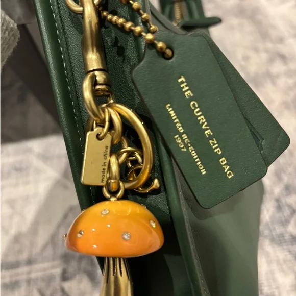 NWOT Coach Hunter Green Curve Zip Bag (with charm) - Picture 5 of 14